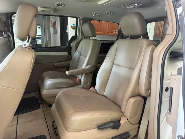 2012 Volkswagen Routan SE