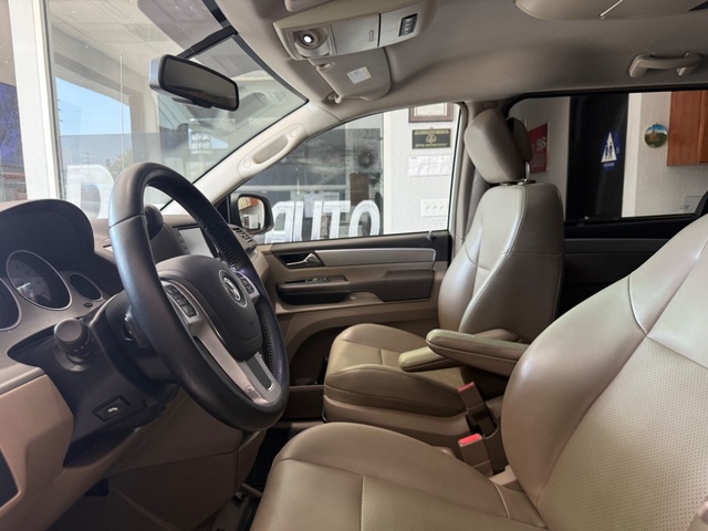 2012 Volkswagen Routan SE