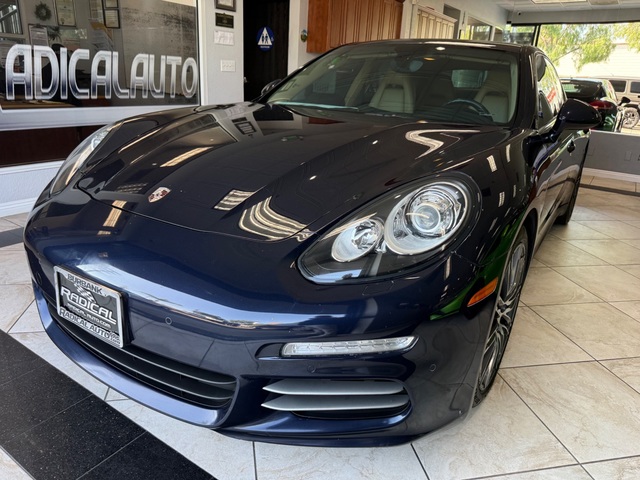 2016 Porsche Panamera 4 Edition's photo