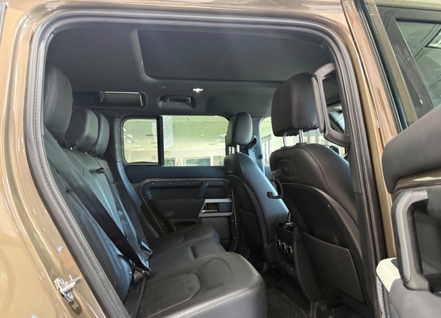 2022 Land Rover Defender 110 SE